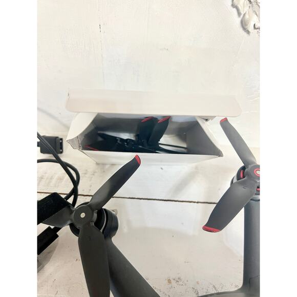 DJI FPV Goggles V2, Remote Controller Racing Drone Set with MicroSD Card - Picture 8 of 10